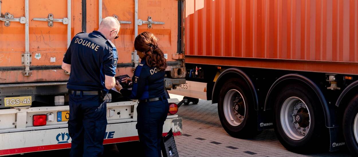 Image - Dutch customs officers inspect a container