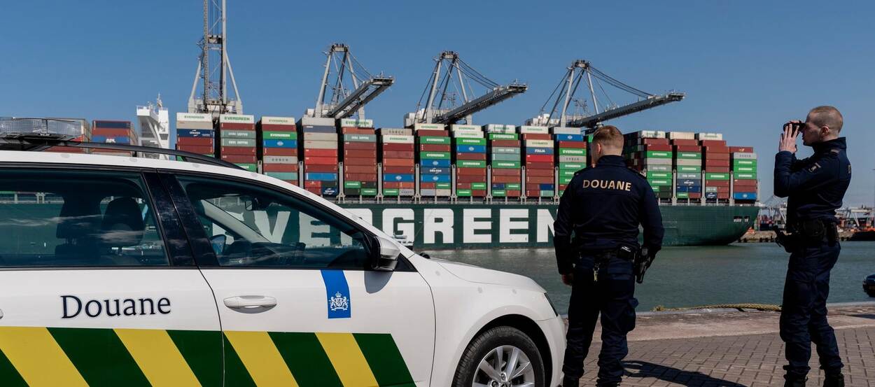 Image - Customs personnel in the Port of Rotterdam