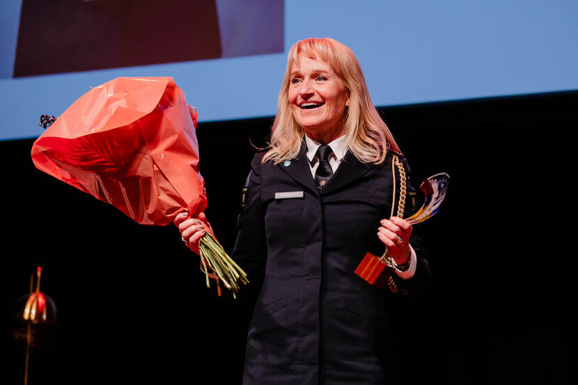 Nanette van Schelven (Director General of the Dutch Customs) accepts the award for Government Manager of the Year.